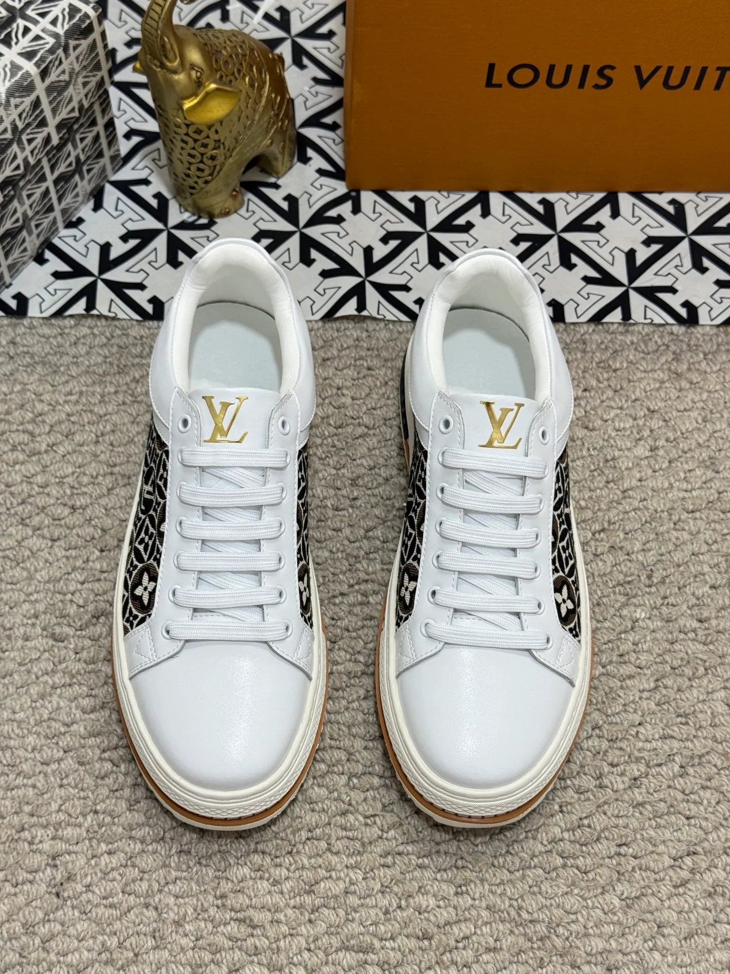 Men's shoes 💰400 [New style] 🌂🌂Top original order - Louis Vuitton®️ Trendy and fashionable yet low-key men's casual shoes, uppers made of cowhide leather stitched with LV special canvas presbyopia, comfortable and breathable, mesh lining, original rubber outsole, 2 colors optional~a must-have for stylish men. Size: 38-44 (45 customized